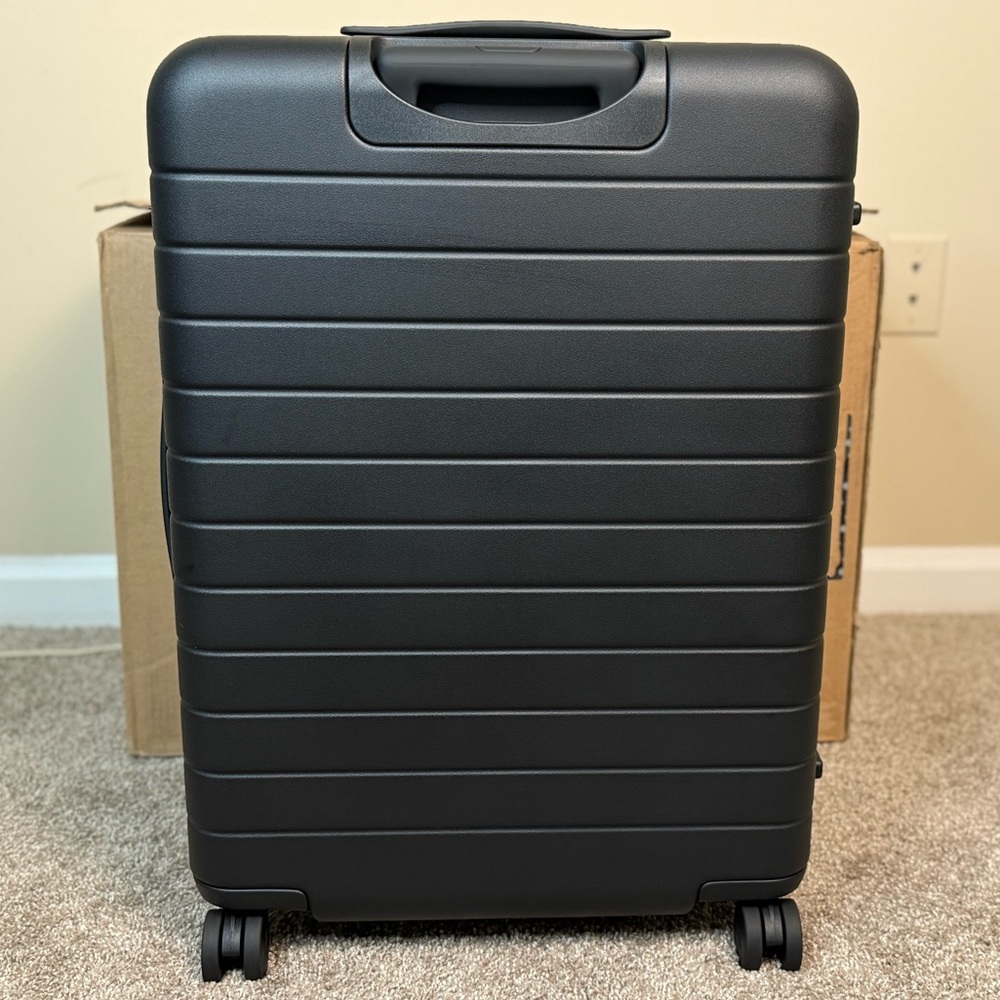 Away Medium Luggage - Picture 2 of 7